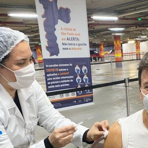 Rodrigo Faro tomou a primeira dose da vacina contra a Covid-19 no dia 25