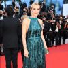 Mélita Toscan Duplantier com vestido azul brilhante no Festival de Cannes