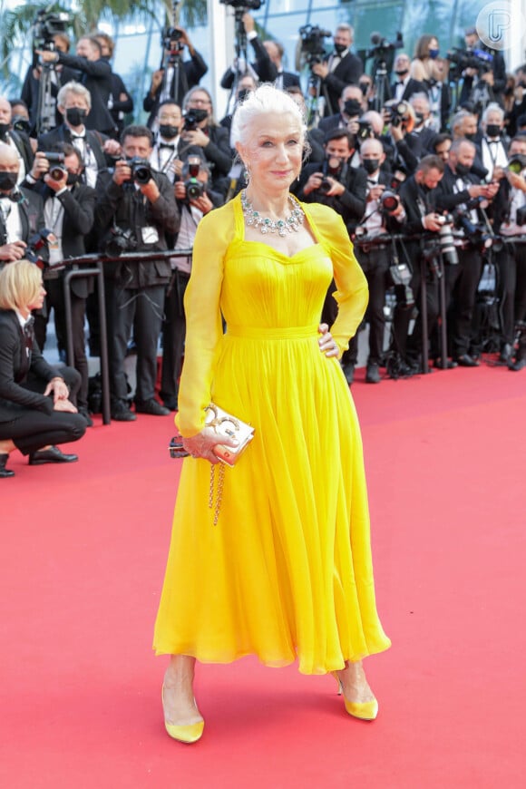 Helen Mirren em look amarelo no Festival de Cannes