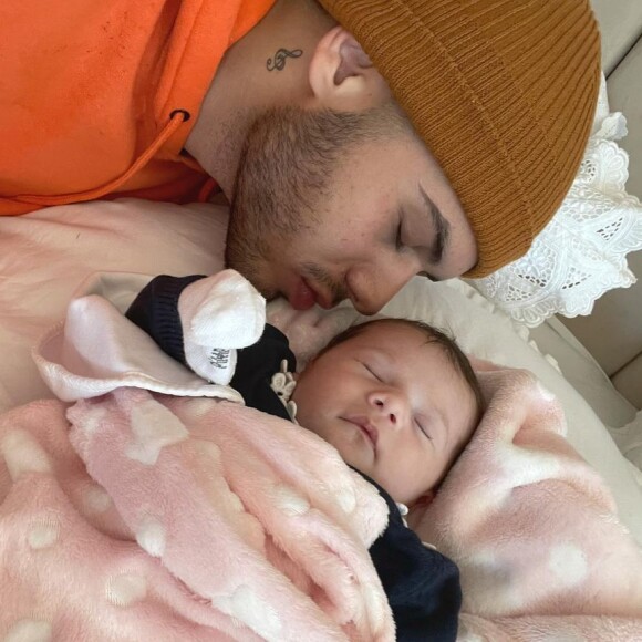 Zé Felipe posta nova foto da filha de um mês no colo