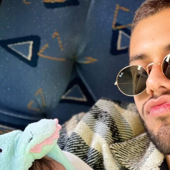 Zé Felipe posta foto inédita com filha de um mês, Maria Alice