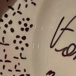 Virgínia mostra prato de decoração assinado por ela e pela filha