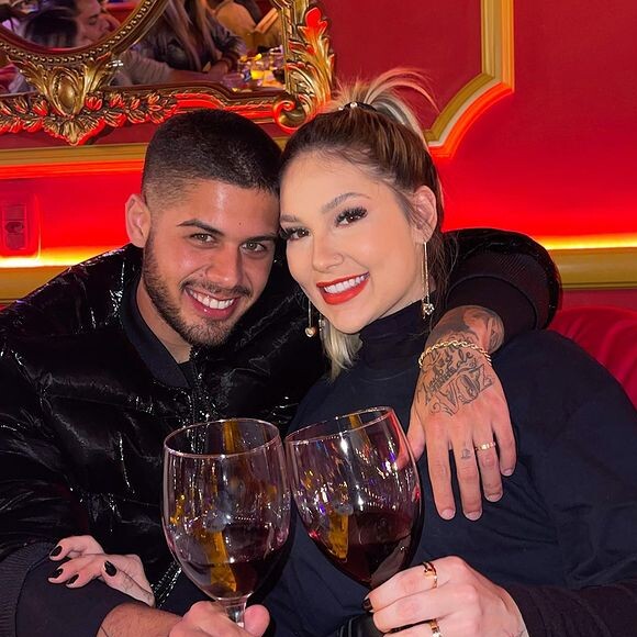 Virgínia e Zé Felipe aproveitaram para jantar juntos e brindar durante a viagem