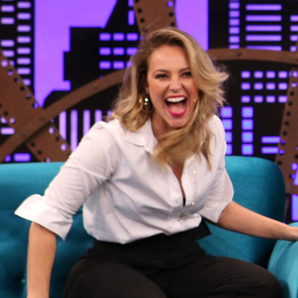 Paolla Oliveira faz foto na cama usando apenas blusa de alça: 'Esquentou de repente'