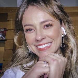 Paolla Oliveira dispensou lingerie em foto na cama