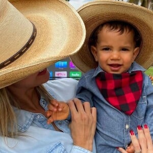 Biah Rodrigues exibe Theo, filho mais velho com Sorocaba brincando com sua barriga da 2ª filha