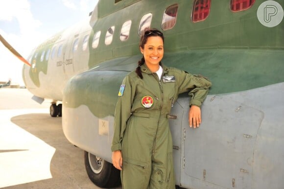 Thaíssa Carvalho interpreta a piloto Isabel na novela 'Flor do Caribe'