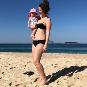 Nathalia Dill posou de biquíni e mostrou o corpo real 6 meses após dar à luz