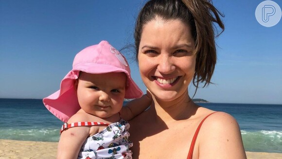 Nathalia Dill levou a filha, Eva, à praia pela primeira vez