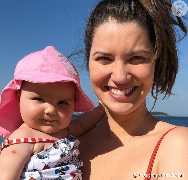 Nathalia Dill levou a filha, Eva, à praia pela primeira vez