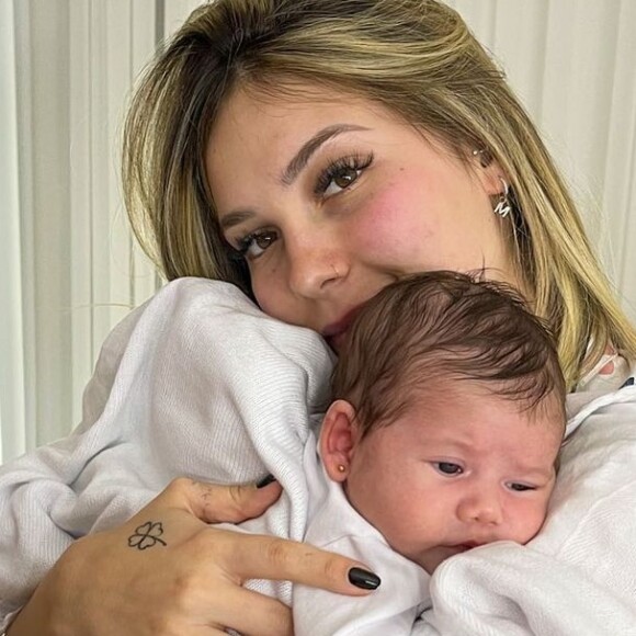 Maria Alice surge rindo no colo da mãe, Virgínia