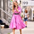 Sarah Jessica Parker usa vestido Carolina Herrera em look de Carrie Bradshaw com cinto Streets Ahead USA e scarpins de couro vintage Manolo Blahnik