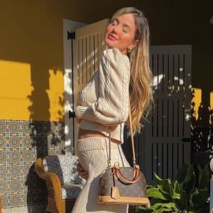 Biah Rodrigues mostra barriga de 22 semanas de gestação