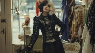 Looks de 'Cruella': filme tem vestido com 5 mil pétalas e 'provas' em cozinha de Emma Stone