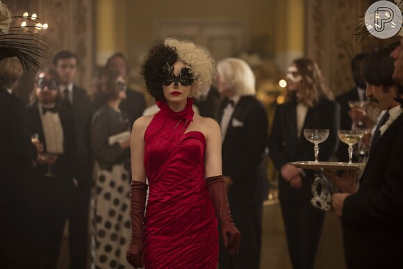Emma Stone, em 'Cruella', usa looks exuberantes e cheios de estilo