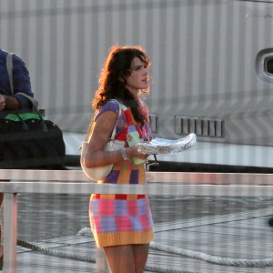 Bruna Marquezine usa vestido de crochê ao deixar iate no Rio