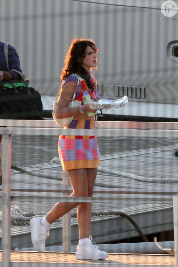 Bruna Marquezine usa vestido de crochê ao deixar iate no Rio
