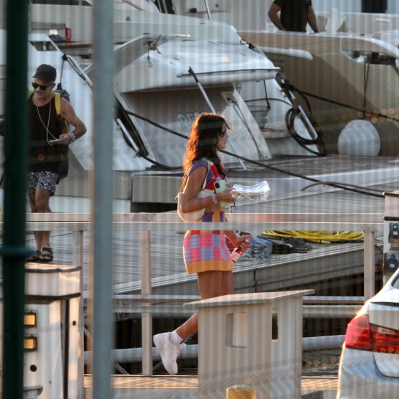 Bruna Marquezine deixa iate após dia de passeio