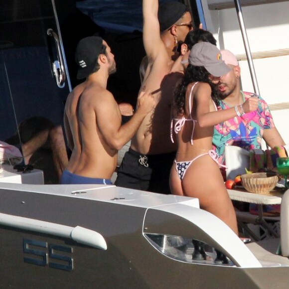 Bruna Marquezine, de biquíni, dança com amigos em iate