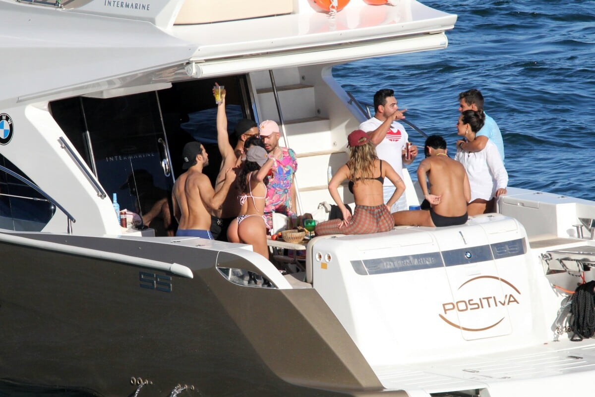 Foto: Bruna Marquezine, de biquíni, rebola o bumbum ao dançar com amigos em  barco - Purepeople