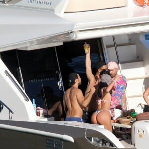 Bruna Marquezine, de biquíni, rebola o bumbum ao dançar com amigos em barco