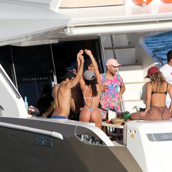 Corpo de Bruna Marquezine em biquíni ganha destaque em foto
