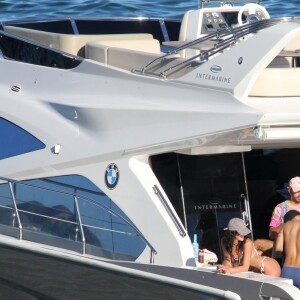 Bruna Marquezine rebola com amigo em barco