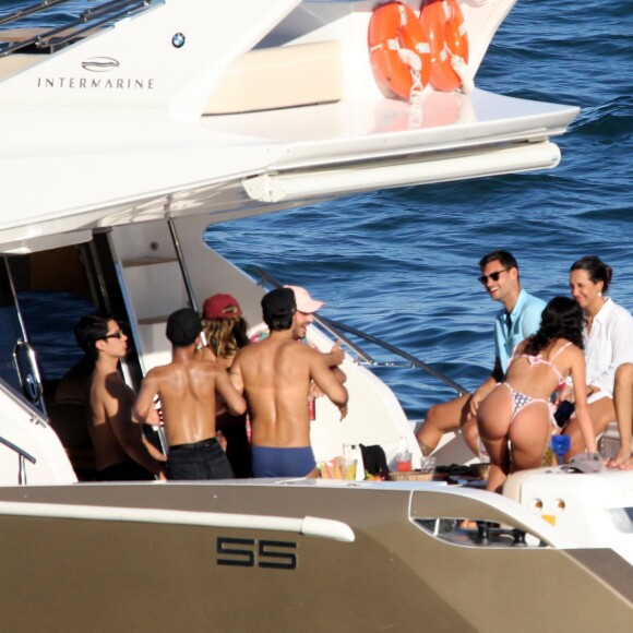 Bruna Marquezine, de biquíni fio-dental em barco, conversa com amigos