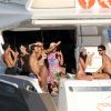 Bruna Marquezine posa em barco com amigos