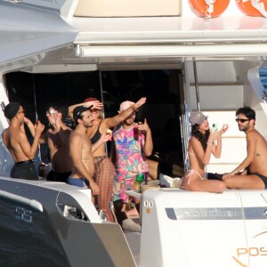 Bruna Marquezine posa em barco com amigos