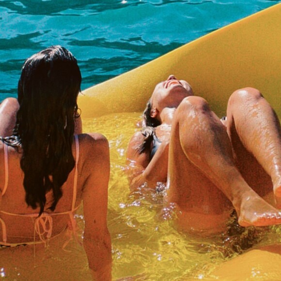 Bruna Marquezine e Rafa Kalimann curtem passeio de iate juntas