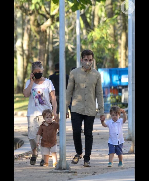 Thales Bretas levou os filhos gêmeos com Paulo Gustavo, Gael e Romeu, para passeio na Lagoa Rodrigo de Freitas em 26 de julho de 2021