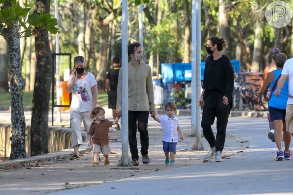 Thales Bretas fez passeio ao ar livre com os filhos, Gael e Romeu, de quase 2 anos, frutos do casamento com Paulo Gustavo