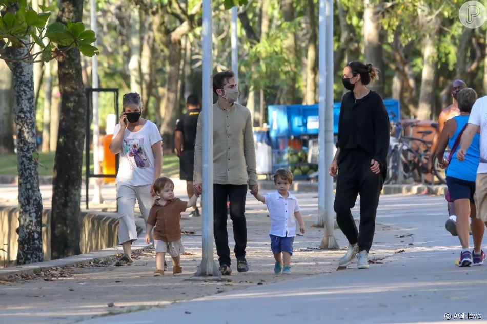 Thales Bretas fez passeio ao ar livre com os filhos, Gael e Romeu, de ...