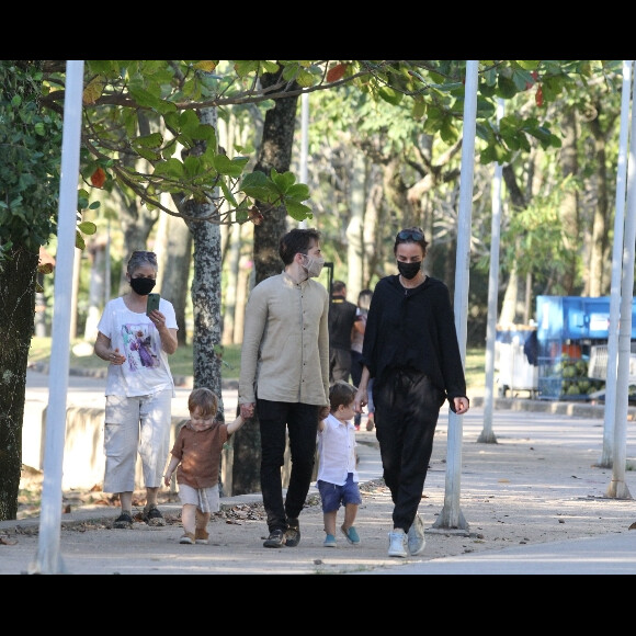 Thales Bretas e Susana Garcia tiraram a tarde para passeio com os filhos do médico e de Paulo Gustavo