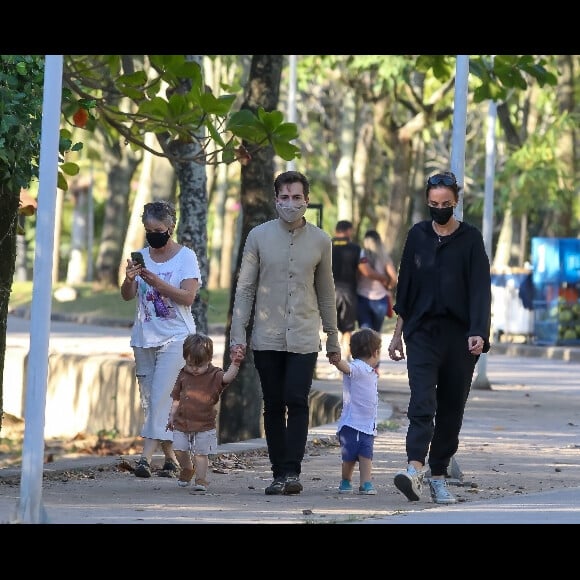 Thales Bretas passeou com os filhos, Gael e Romeu, de quase 2 anos, frutos do casamento com Paulo Gustavo, ao lado da amiga Susana Garcia