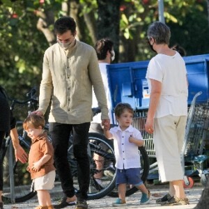 Thales Bretas levou os filhos, Gael e Romeu, de quase 2 anos, para passeio na Lagoa Rodrigo de Freitas, Zona Sul do Rio