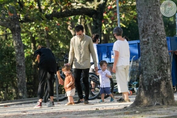 Thales Bretas levou os filhos, Gael e Romeu, de quase 2 anos, para passeio na Lagoa Rodrigo de Freitas, Zona Sul do Rio