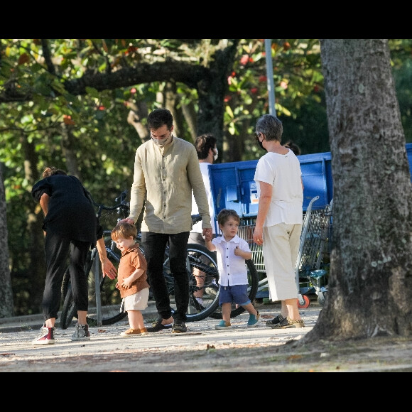 Thales Bretas levou os filhos, Gael e Romeu, de quase 2 anos, para passeio na Lagoa Rodrigo de Freitas, Zona Sul do Rio