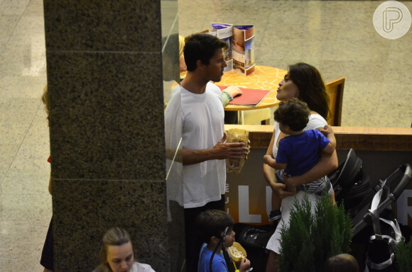 Juliana Paes e Carlos Eduardo Baptista compraram pipoca para comer com os filhos