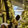 Juliana Paes e seu marido, Carlos Eduardo Baptista, levaram os filhos Pedro e Antonio para curtir a decoração de Natal de um shopping na Zona Oeste do Rio