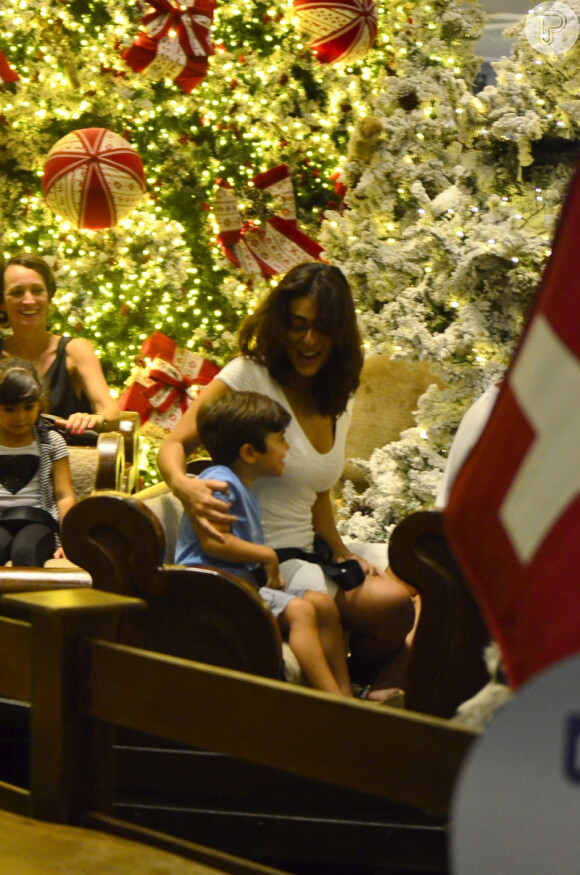 Juliana Paes foi ao lado de Pedro no passeio de trenó pela decoração de Natal do shopping