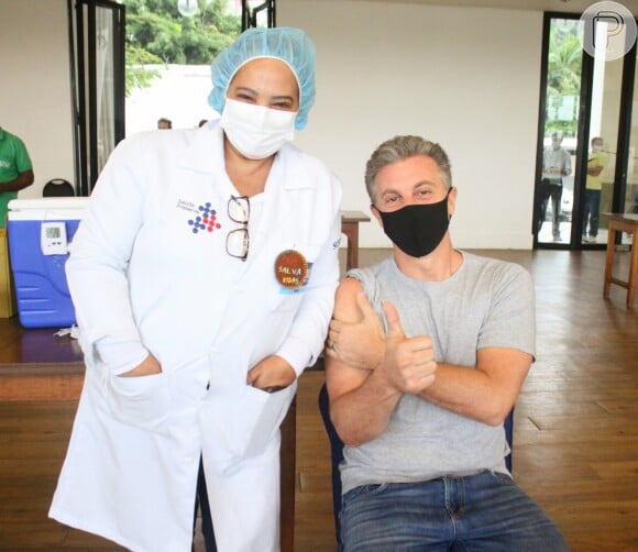 Famosos como Luciano Huck defendem a vacinação contra a Covid-19. Todas as vacinas aplicadas no Brasil foram aprovadas e testadas e são seguras