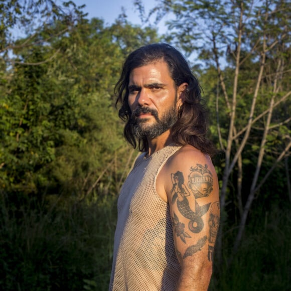 Juliano Cazarré está escalado para a novela 'Pantanal'; rumores apontaram que sua participação ficaria em risco de ser cancelada caso não se vacinasse contra a Covid