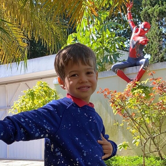 Filho de Michel Teló e Thais Fersoza imita Homem-Aranha em foto