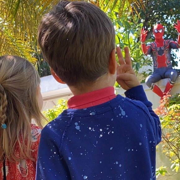 Thais Fersoza registra filhos brincando com Homem-Aranha em festa