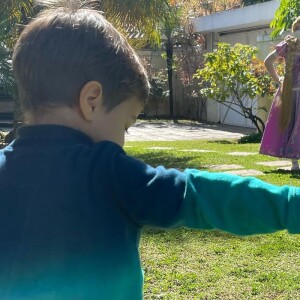 Thais Fersoza flagra o filho, Theo, com princesa em festa de Melinda