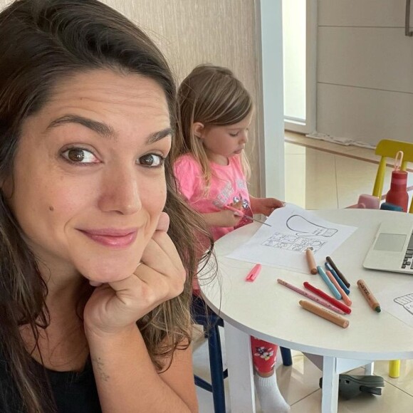 Thais Fersoza repostou foto do parto da filha, Melinda, ao se declarar à menina: 'O amor da vida da mamãe.. meu raio de Sol!'