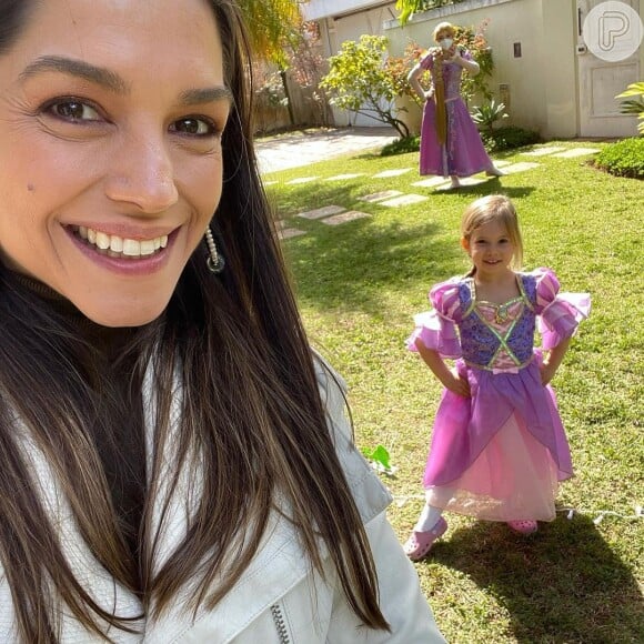 Filha de Thais Fersoza e Michel Teló, Melinda surgiu fantasiada de princesa em festa de 5 anos
