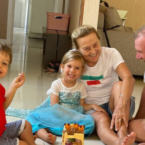 Filhos de Thais Fersoza e Michel Teló em foto com os pais do cantor, Aldo e Nina